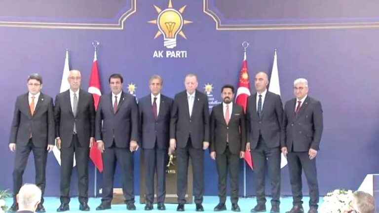 7 belediye başkanı partilerinden istifa ederek AKP’ye geçti