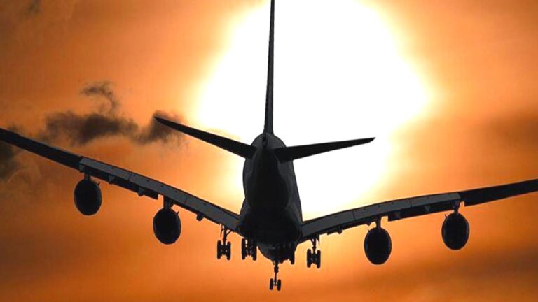 ABD Teksas’ta uçak kazası: Halka açık alana düşen uçak TIR ve römorklara çarptı