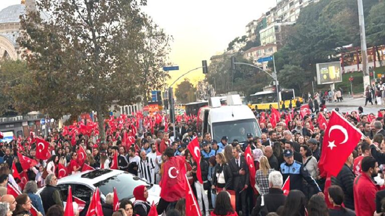 Beşiktaş’ta 29 Ekim Cumhuriyet Bayramı coşkusu: Mustafa Kemal Atatürk’ü unutturmayacağız!