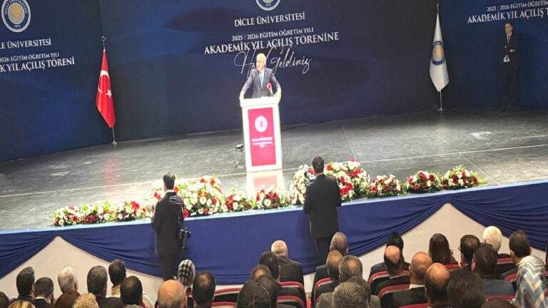 Kurtulmuş, komisyon üyeleriyle Diyarbakır’da: Bu sefer barış hakim olacak; ana dili, ana sütü kadar helaldir!