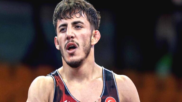 Milli güreşçi Tolga Özbek’ten bronz madalya