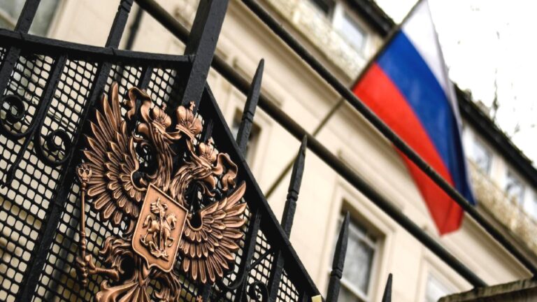 Rusya Büyükelçiliği: Londra’nın yaptırımları Ukrayna’da daha fazla gerginliğe yol açıyor