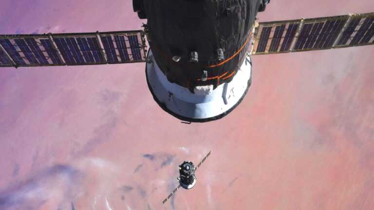 Rusya Savunma Bakanlığı: Rus Hava-Uzay Kuvvetleri yabancı uyduları ve uzay deneylerini yakından izliyor