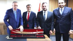 Trabzonspor, Başkan Recep Tayyip Erdoğan’a Sürmene kılıcı takdim etti