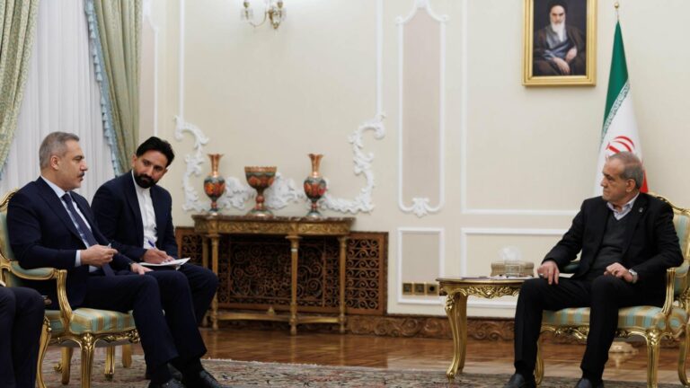 Dışişleri Bakanı Fidan, İran Cumhurbaşkanı Pezeşkiyan tarafından kabul edildi