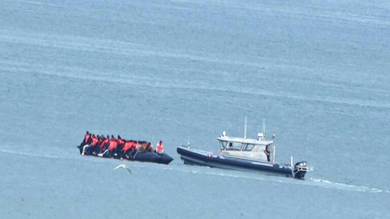 İngiltere, mülteciler için ‘altın bilet’ uygulamasını kaldırıyor