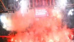 Ajax-Groningen maçına havai fişek engeli! Maç tatil edildi
