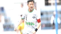 Dünyanın en yaşlı futbolcusu, yeni takımına imzayı attı