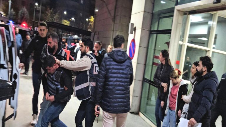 Evinde bıçaklanarak öldürülen kadının komşusu çift tutuklandı