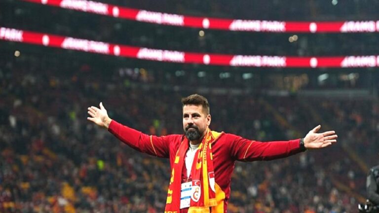 Galatasaray’ın eski golcüsü Milan Baros maç öncesi üçlü çektirdi!