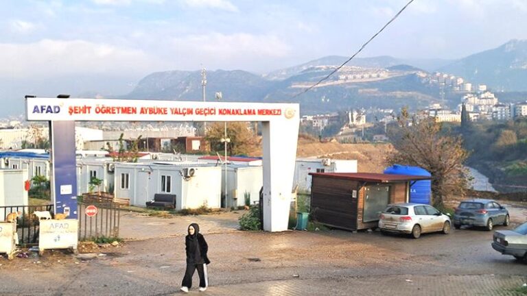 Hatay’da Öğretmen Aybüke Yalçın konteyner kenti tahliye edilmek isteniyor: Evlerimiz bitmeden nereye gideceğiz?