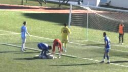 Maç esnasında sahaya giren köpek, kalenin önünde uyudu