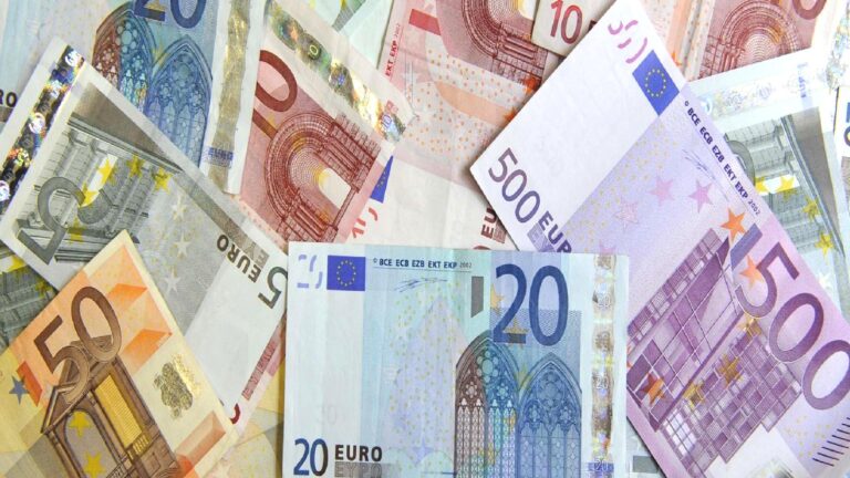 Bulgaristan Euro’ya geçti: Toplum ikiye bölündü