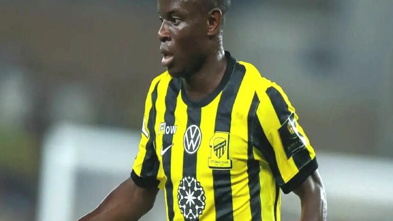 Fenerbahçe yöneticileri, N’Golo Kante ve santrafor transferi için 24 saattir yurt dışında