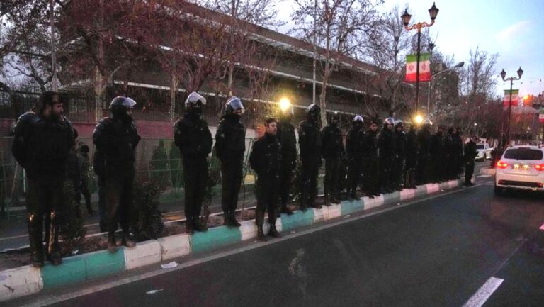 İngiltere’nin Tahran Büyükelçiliği geçici olarak kapatıldı