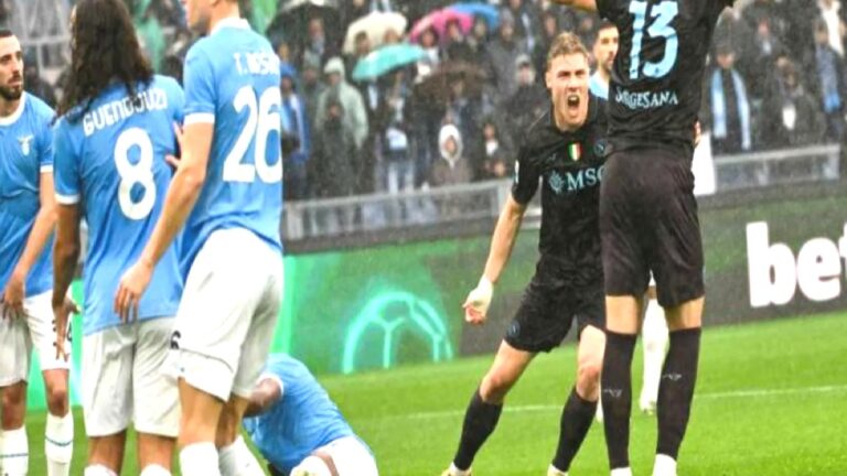 Olaylı maçta gülen taraf Napoli oldu: Son 8 dakikada 3 kırmızı kart çıktı