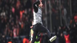 Tedesco çok sinirlendi! Saha kenarında montunu fırlattı