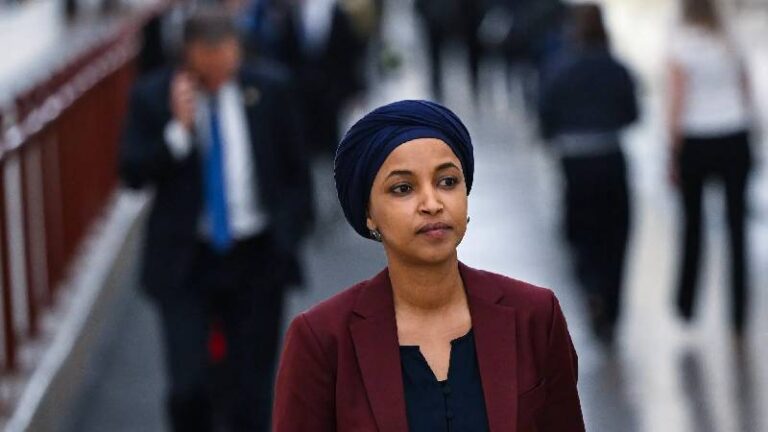 Trump hedef almıştı: Somali asıllı Temsilciler Meclisi üyesi Ilhan Omar’a Minneapolis’te saldırı