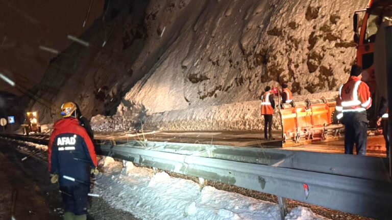 Van-Bitlis kara yoluna çığ düştü