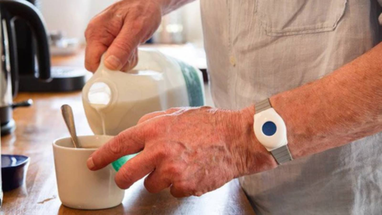 Yaşlılara bileklikle 7/24 takip: Hayati veriler izlenecek, alarm devreye girecek