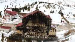 Kartalkaya yangınında duman dedektörlerinin kontrol edilmemesini savunan Bakan Ersoy: Paniğe ve can kaybına yol açılırdı