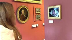 Paris’te dikkat çeken eylem: Eski Prens Andrew’un gözaltı karesi Louvre’da sergilendi