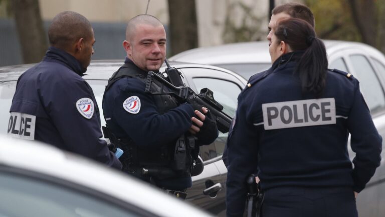 Paris’te polise saldırı: Şüpheli vurularak öldürüldü