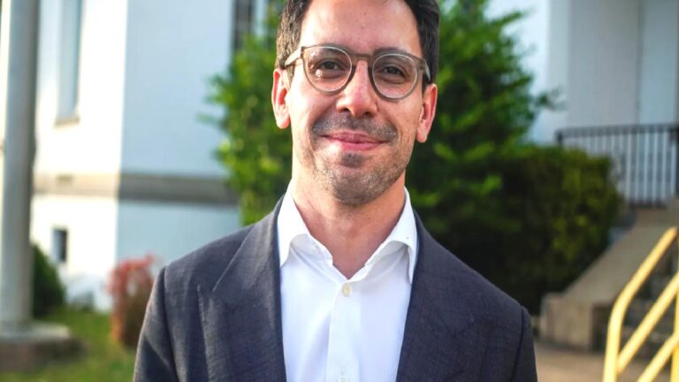 Vali adayı Tinder’a katıldı, “Genç kadın seçmene ulaşmak için” dedi