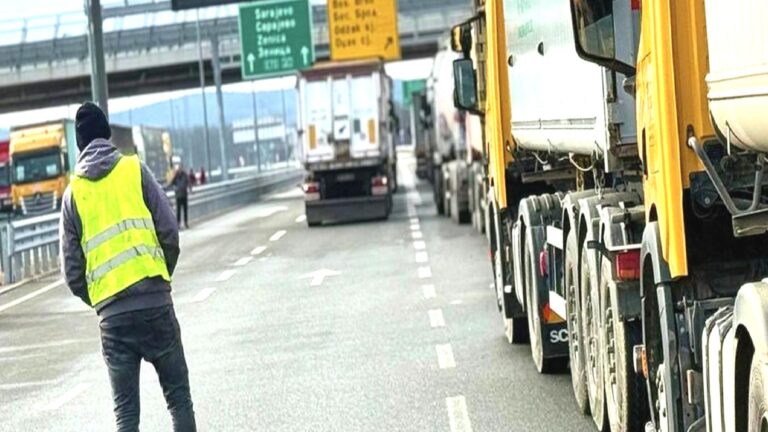 Bosna Hersek’te kamyoncular kontak kapattı: AB kuralları sınırları kilitledi
