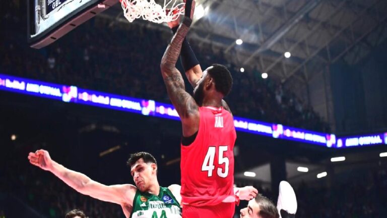 Ergin Ataman ve Cedi Osman’lı Panathinaikos olaylı derbide Olympiakos’a kaybetti
