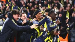 Fenerbahçe iki kez geriye düştüğü maçta Samsunspor’u 3-2 mağlup ederek şampiyonluk umuduna tutundu!