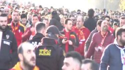 Galatasaraylı taraftarlar, Beşiktaş derbisi için Tüpraş Stadı’na geldi