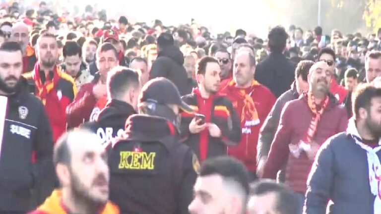Galatasaraylı taraftarlar, Beşiktaş derbisi için Tüpraş Stadı’na geldi