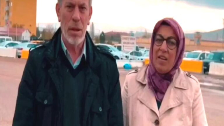 Gazeteci İsmail Arı’nın anne ve babası Sincan Cezaevi önünde: Oğlumuzun suçu ne?