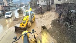 Hakkari’yi sağanak vurdu: Şemdinli’de heyelan yaşandı