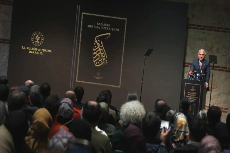 Kazasker Mustafa İzzet Efendi için kitap yazıldı: Bakan Ersoy ”Ayasofya’nın Hattatı”nı vefayla andı