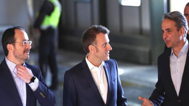 Macron Güney Kıbrıs’ta: Fransa Kızıldeniz’e 2 savaş gemisi gönderiyor