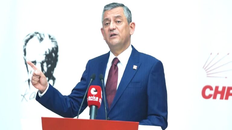 Özgür Özel, son iftarı Saraçhane’de, tutuklu CHP’lilerin yakınlarıyla yaptı: Çankaya Köşkü’nde verilecek iftarlarda buluşacağız!
