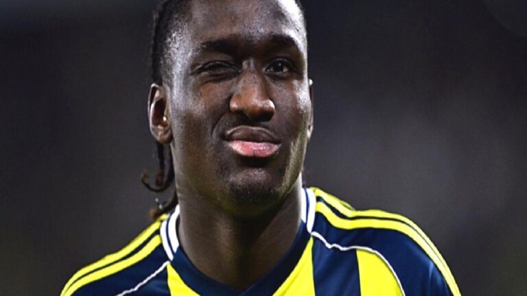 Sidiki Cherif’in ziyareti sonrası Angers sarı-laciverte büründü!