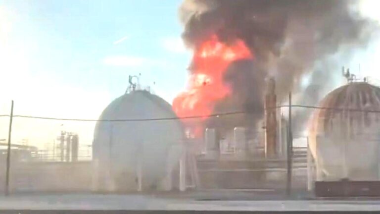 Teksas’ta patlama: Valero petrol rafinerisinde patlamanın ardından yangın çıktı