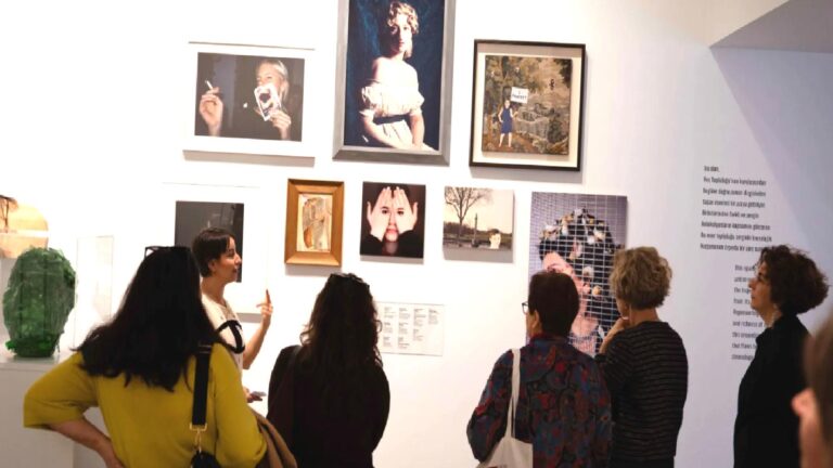 1920’lerden bu yana dönüşen sanat anlayışı: Koç’un 100. yılına özel ‘Yüzyılın izleri’ sergisi ziyarete açıldı