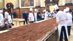 50 bin kedi dili ve 3 binden fazla yumurta: 440 metrelik tatlıyla dünyanın en uzun tiramisusu rekoru kırıldı