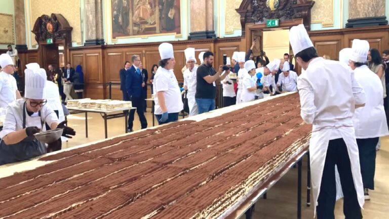 50 bin kedi dili ve 3 binden fazla yumurta: 440 metrelik tatlıyla dünyanın en uzun tiramisusu rekoru kırıldı