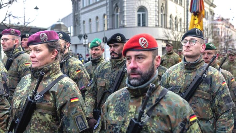 Almanya’da yeni yasa tartışma yarattı: 45 yaş altı erkeklere yurt dışı izni şartı