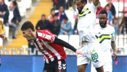 Emirhan’ın omzunda kırık var