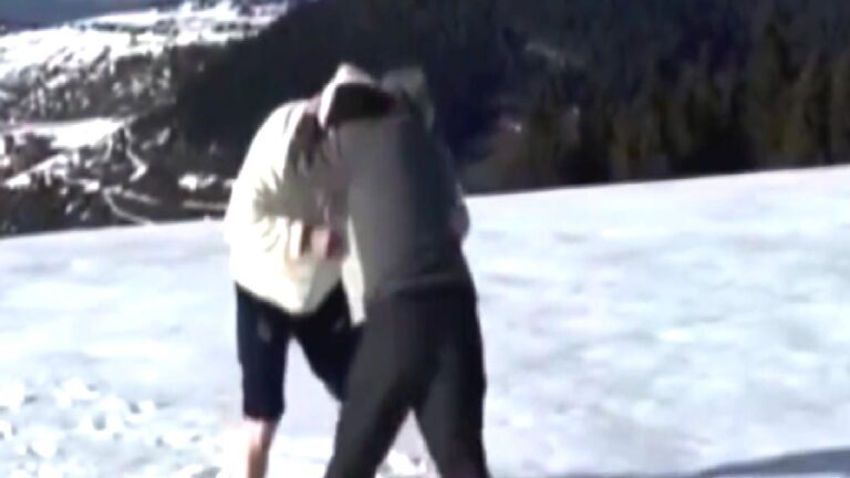 Fatih Tekke Galatasaray derbisinde alınan galibiyeti karda küreşerek kutladı!