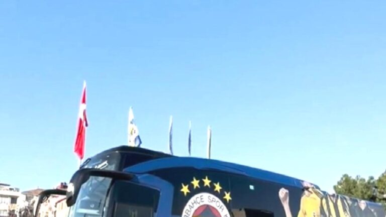 Fenerbahçe, Beşiktaş derbisi için Chobani Stadı’na hareket etti