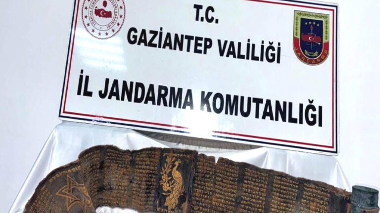 Gaziantep’te piton derisine işlenmiş İbranice altın yazma kitap ele geçirildi