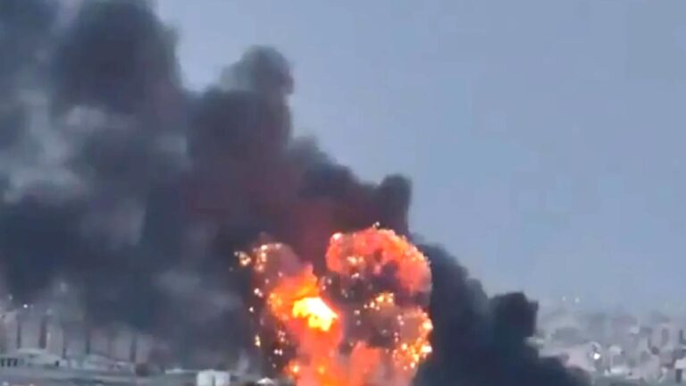 İran basını: Erak’ta alüminyum; Mahşehr’de petrokimya tesisi saldırıya uğradı