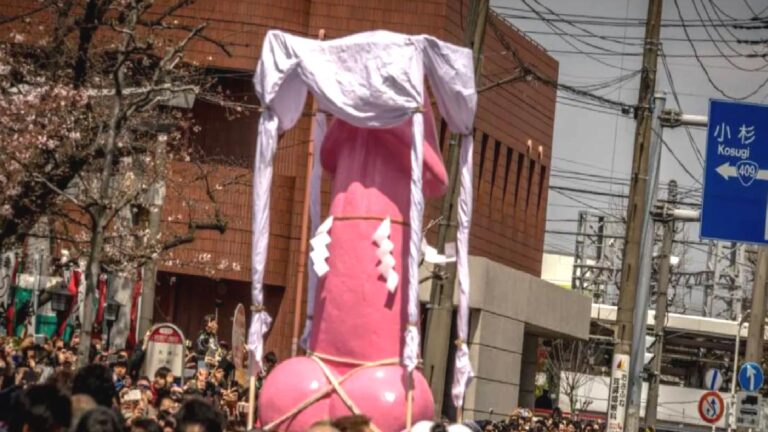 Penis şeklinde heykeller, şekerlemeler: Japonya’da düzenlenen festival cinsellik tabularını kırmayı amaçlıyor